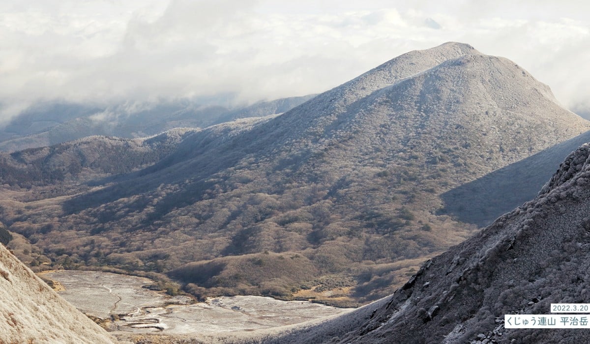 写真：2022.3.20 くじゅう連山 坊がつると平治岳方面。遠くに雲海が出ている風景。