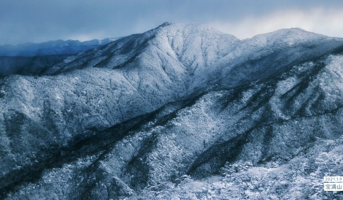 写真：2021.1.9 宝満山 山頂から若杉山方面の風景 雪が降って山が白くなっている様子