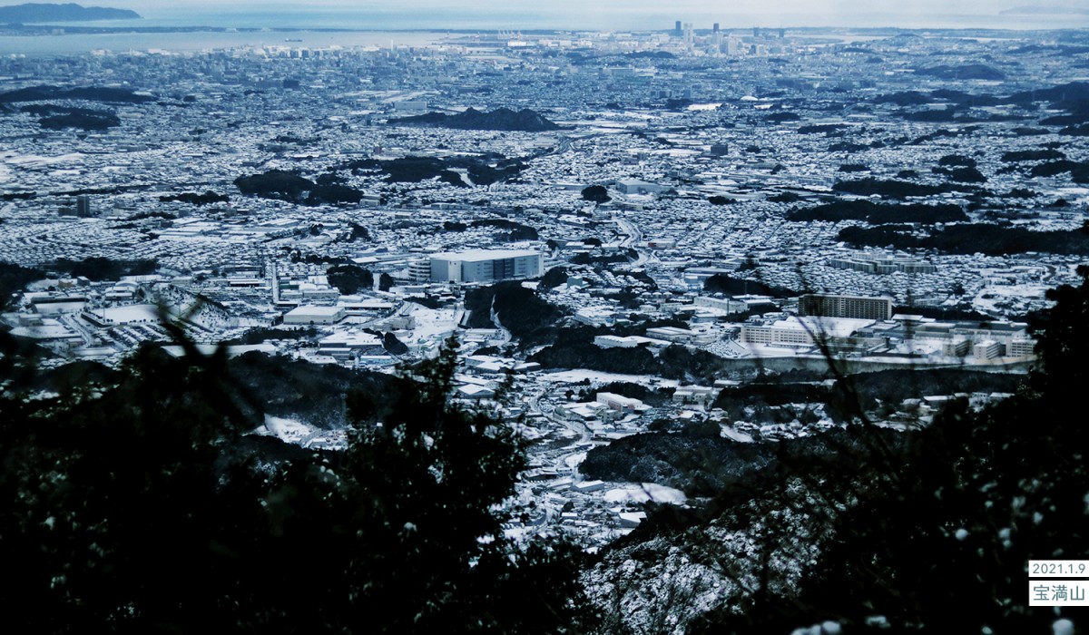 写真：2021.1.9 宝満山 中腹の展望所から降雪した市内を望む