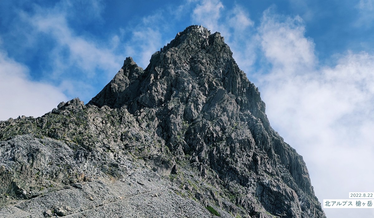 写真：2022.8.22 北アルプス 槍ヶ岳 晴天の山頂を山荘前から撮影