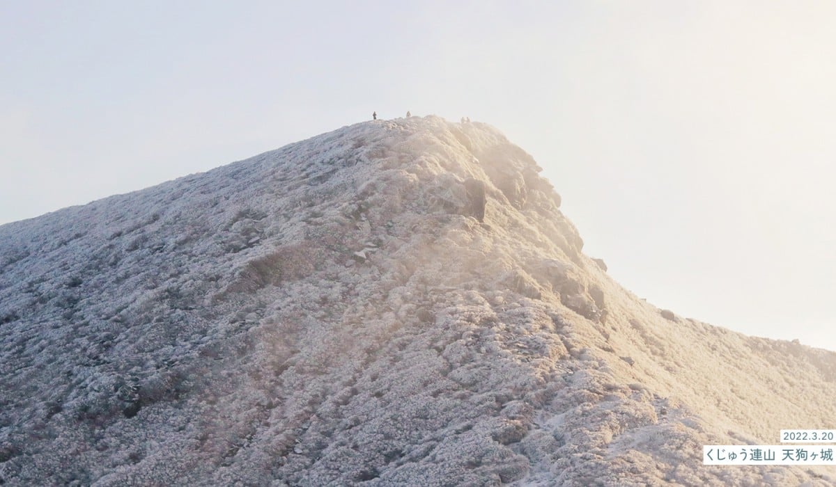 写真：2022.3.20 くじゅう連山 天狗ヶ城 明け方の雪のかかった山頂に数名の人影