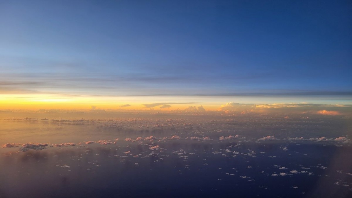 飛行機から見た空の写真。雲の上にいる幻想的な写真