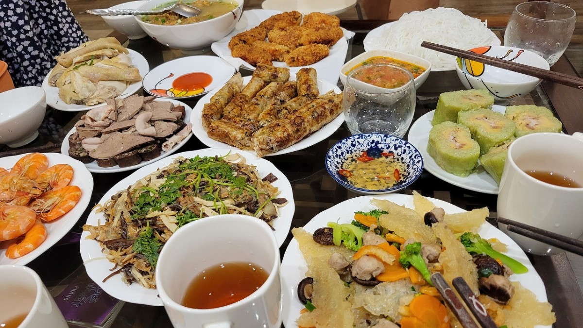 ベトナム料理が大皿に盛りつけられている写真