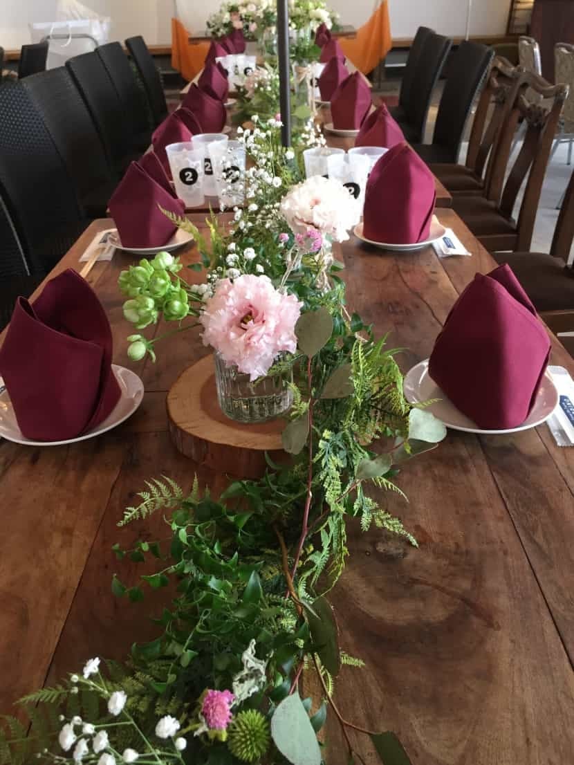 テーブルの上にある赤い系のお花