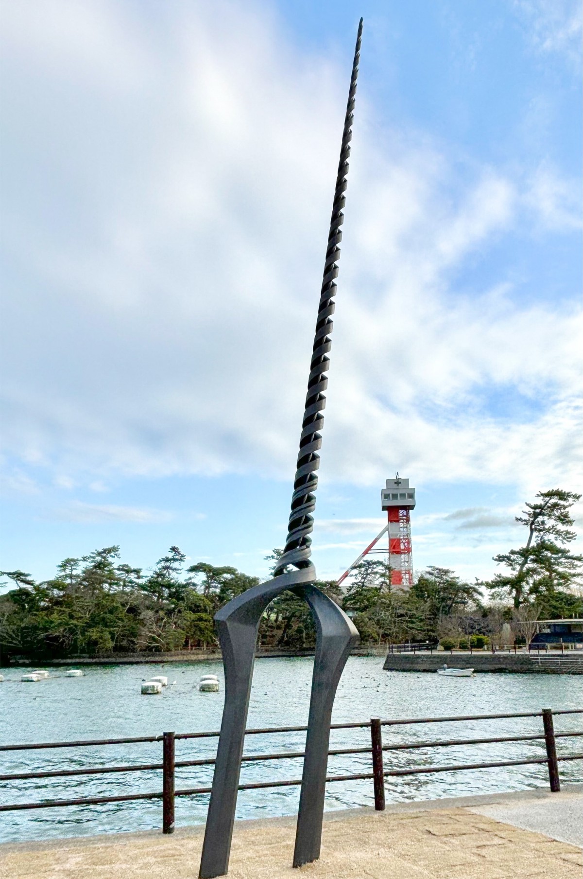 公園に刺さったロンギヌスの槍