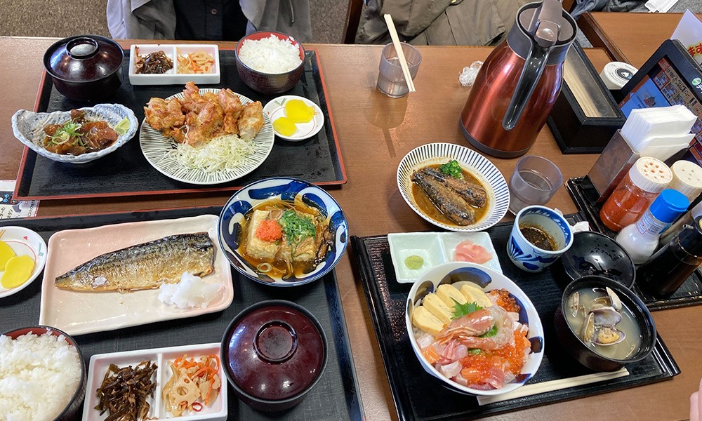 海鮮丼などの定食の写真