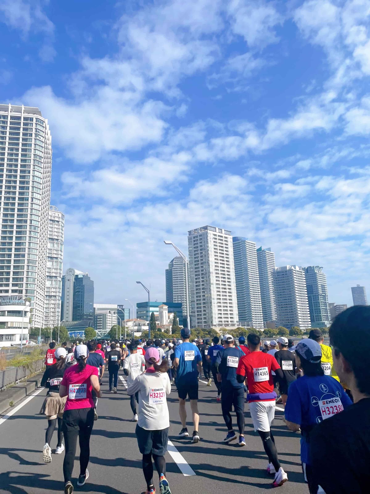 横浜マラソンで、街中を走るランナーたちの様子