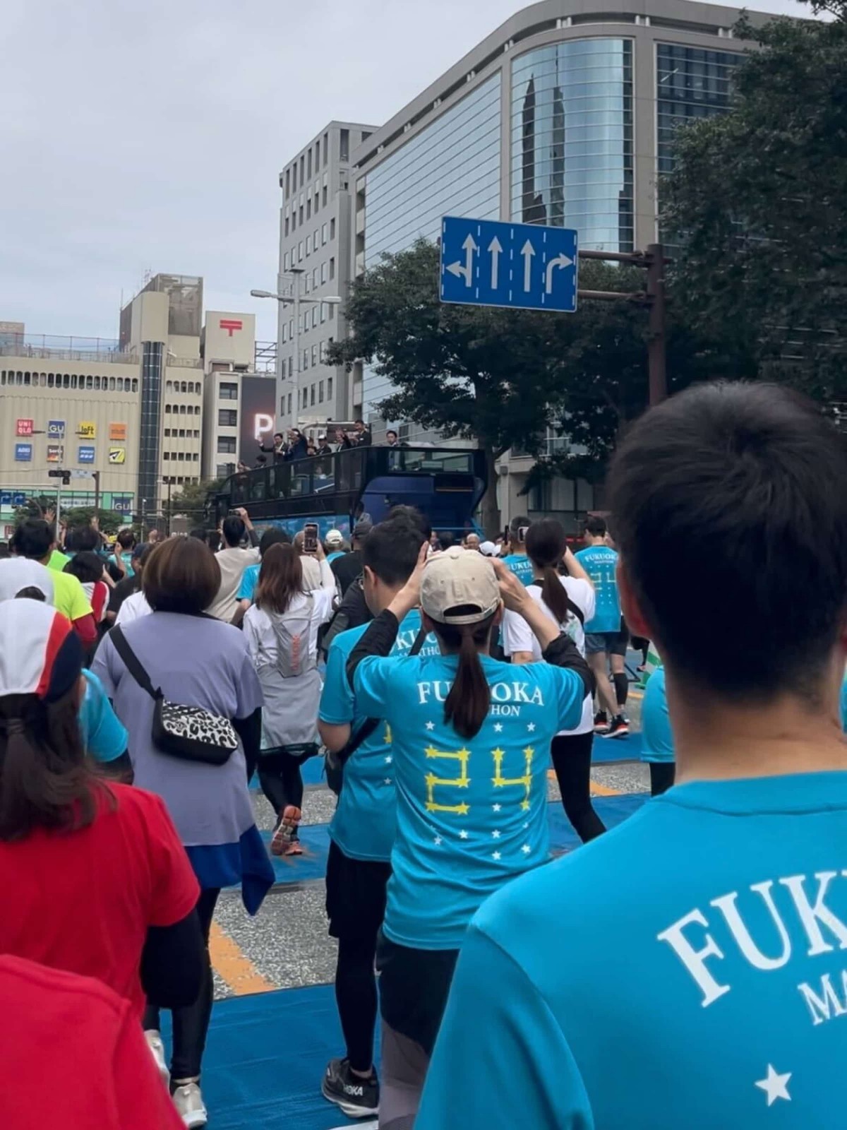 天神の街を走る人々