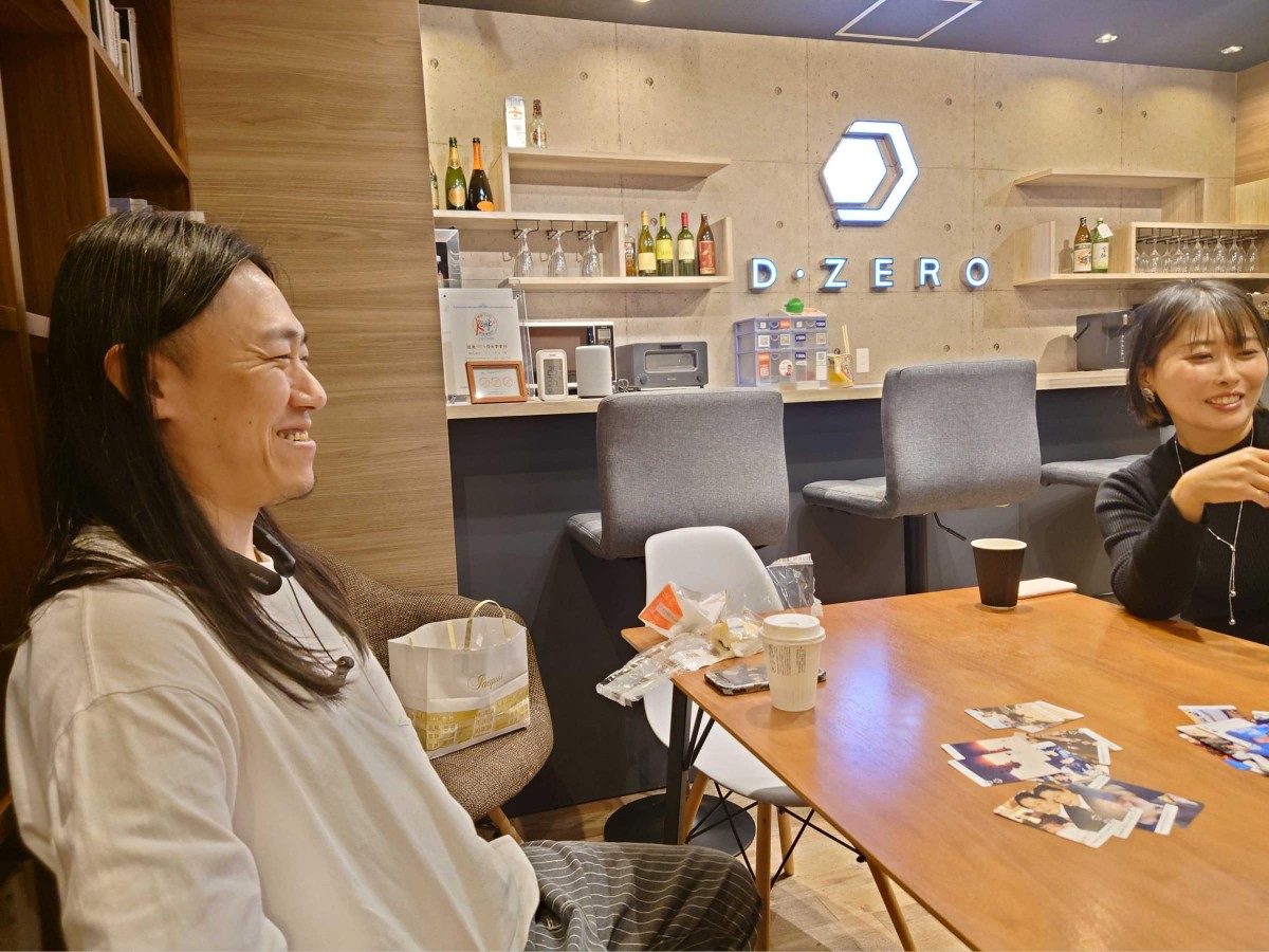 ディーゼロのカフェスペースでトランプに興じる今村さん（左）、田中さん（右）