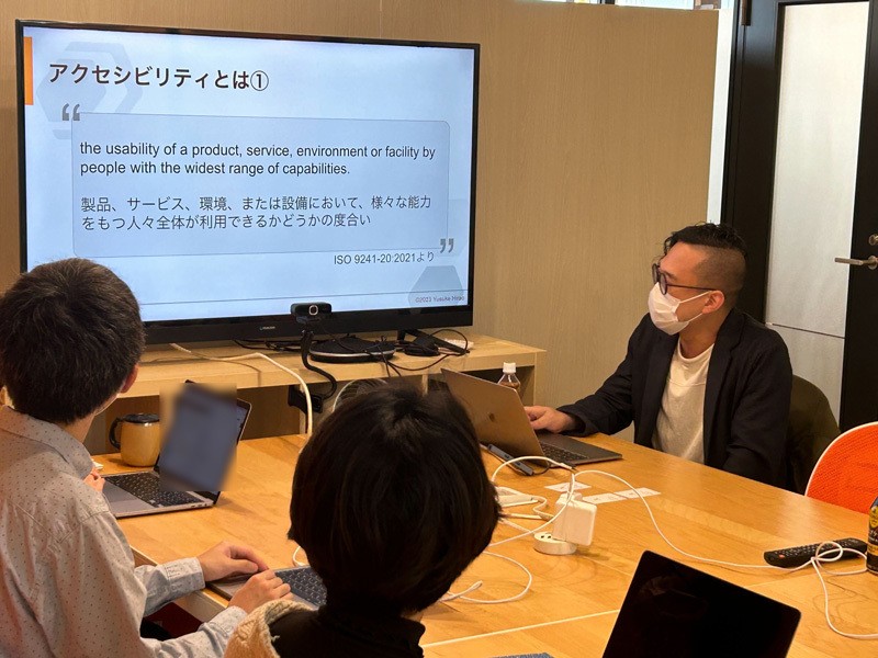 会議室でのウェブアクセシビリティ研修の様子