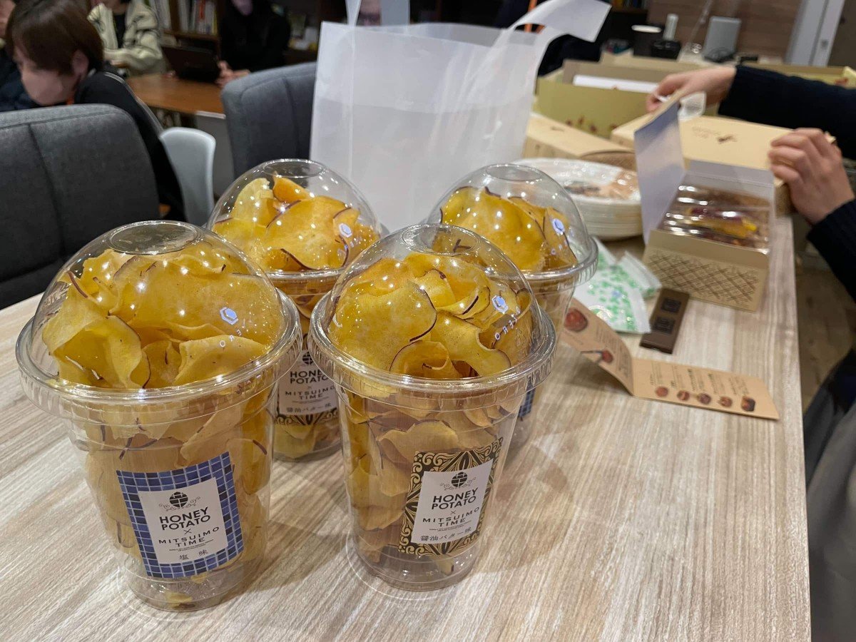 ミツイモタイムの芋チップス（塩・バター醤油味）、各味2カップずつがカウンターに置いてある画像