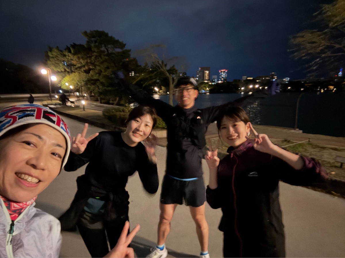 夜の大濠公園に集まった古田さん、田渕さん、新津さん、米田さん