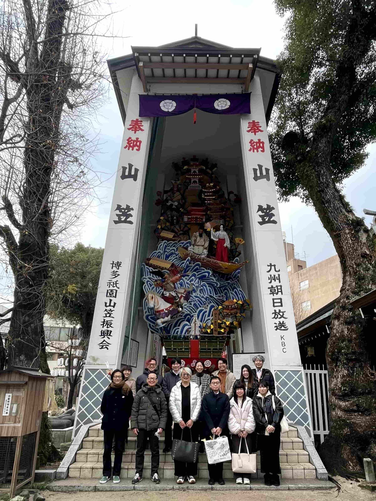 櫛田神社の山笠前で集合写真をとるディーゼロメンバー