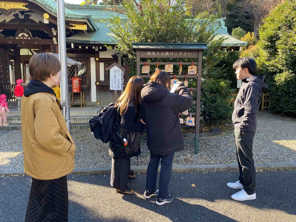 初詣に出かける東京オフィスのメンバー