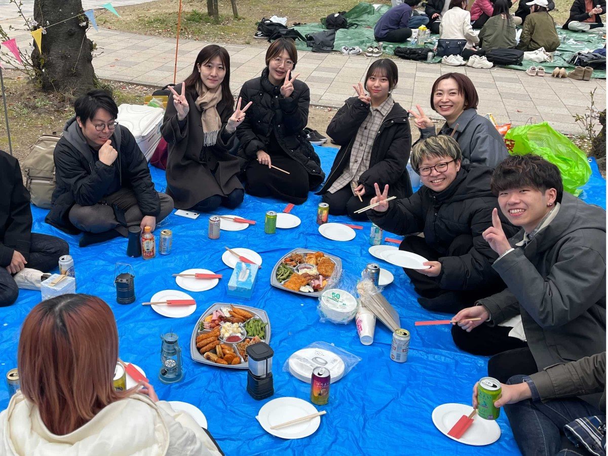 天神中央公園での花見の様子