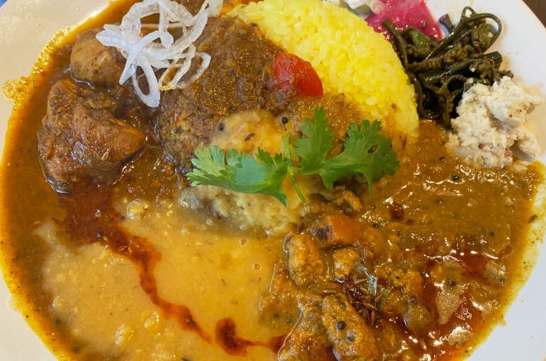 ご飯の周りをカレーのルーやお肉、付け合わせなどが囲んでいる