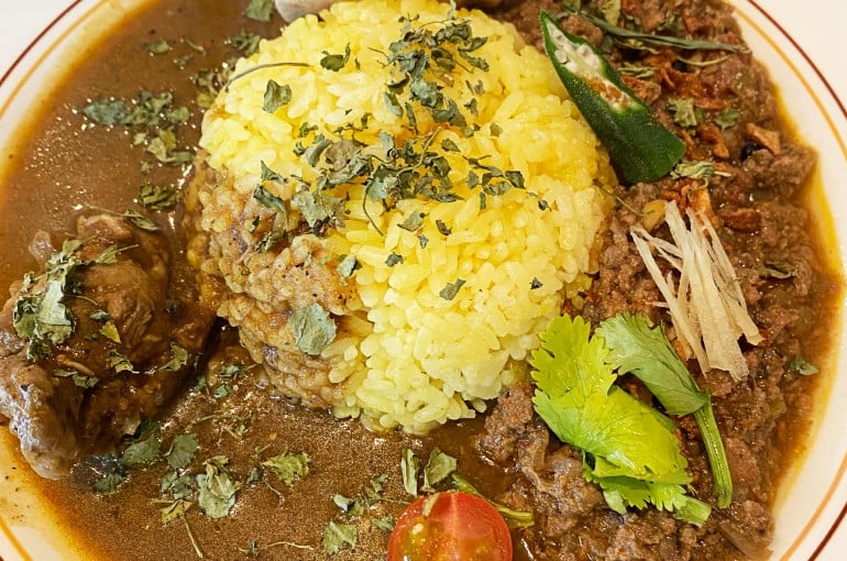 ご飯の周りをカレーのルーやゴロゴロとした具材が囲んでいる
