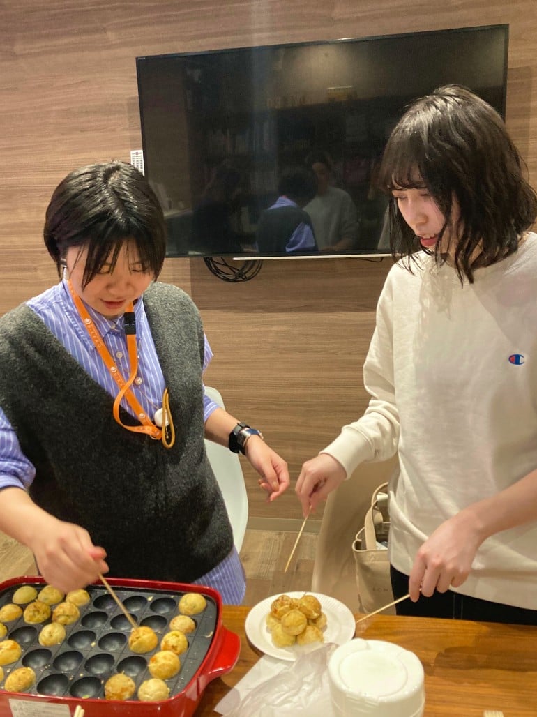 左からたこ焼きを焼く石川さん、諸富さん