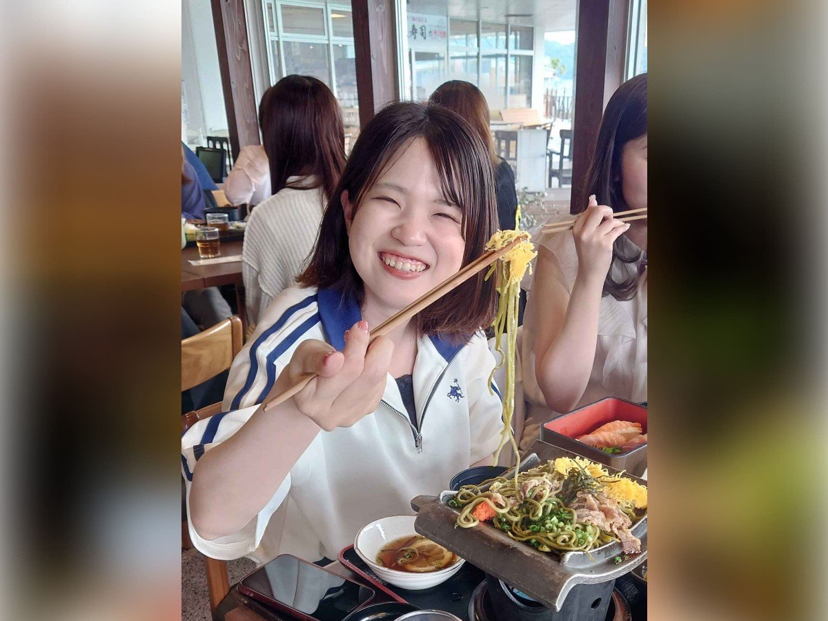 瓦そばを前に笑顔の米田さん