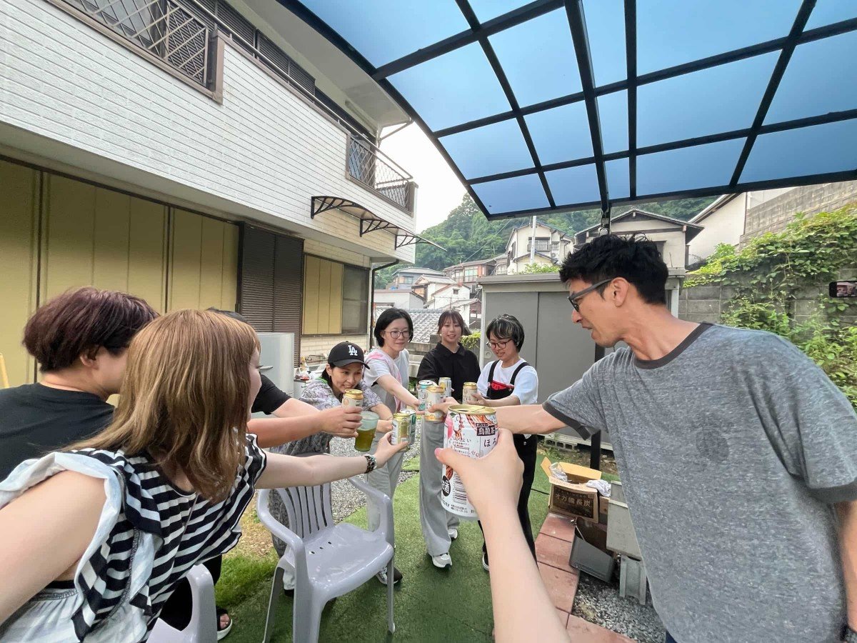 バーベキューで乾杯する新津ユニットのメンバー