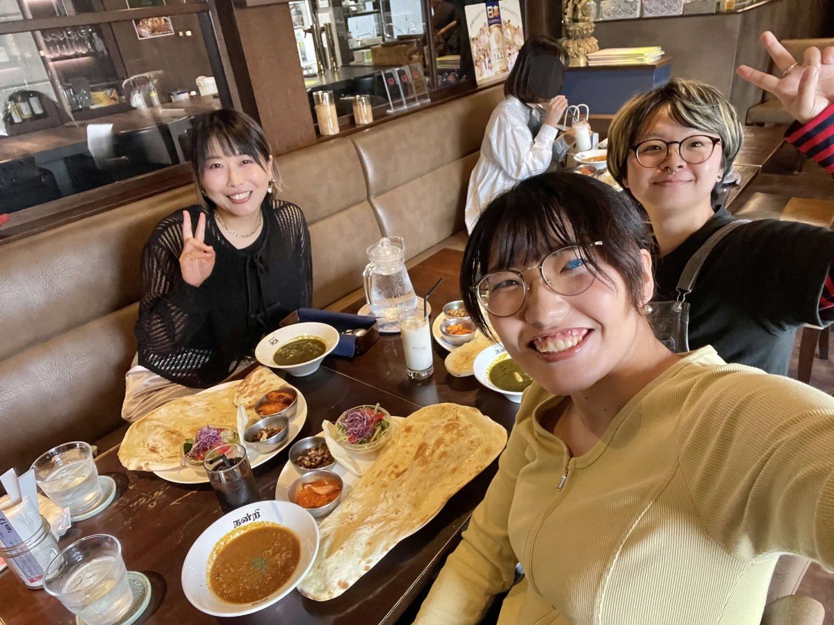 カレーを前にピースしている「ゆるカレー部」メンバー