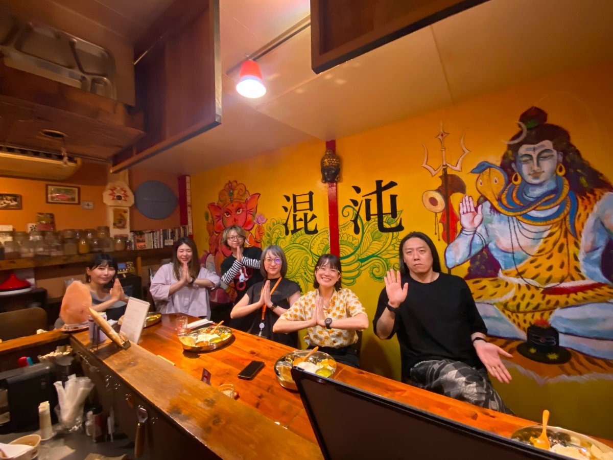カレー店の中で撮影された、ゆるカレー部の集合写真