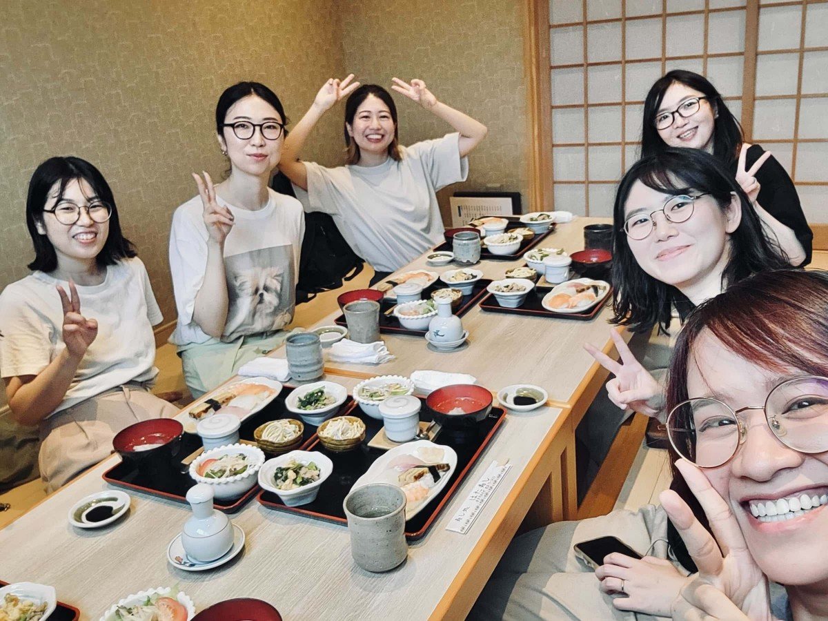 岡田ユニットの食事の様子
