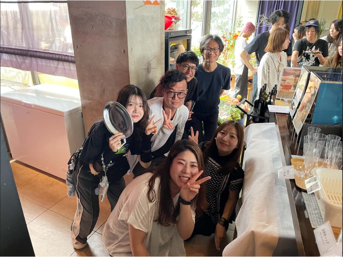 和気あいあいとパーティを楽しむメンバー