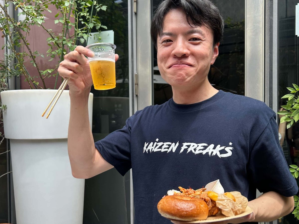 ビールを片手に嬉しそうな小林さん