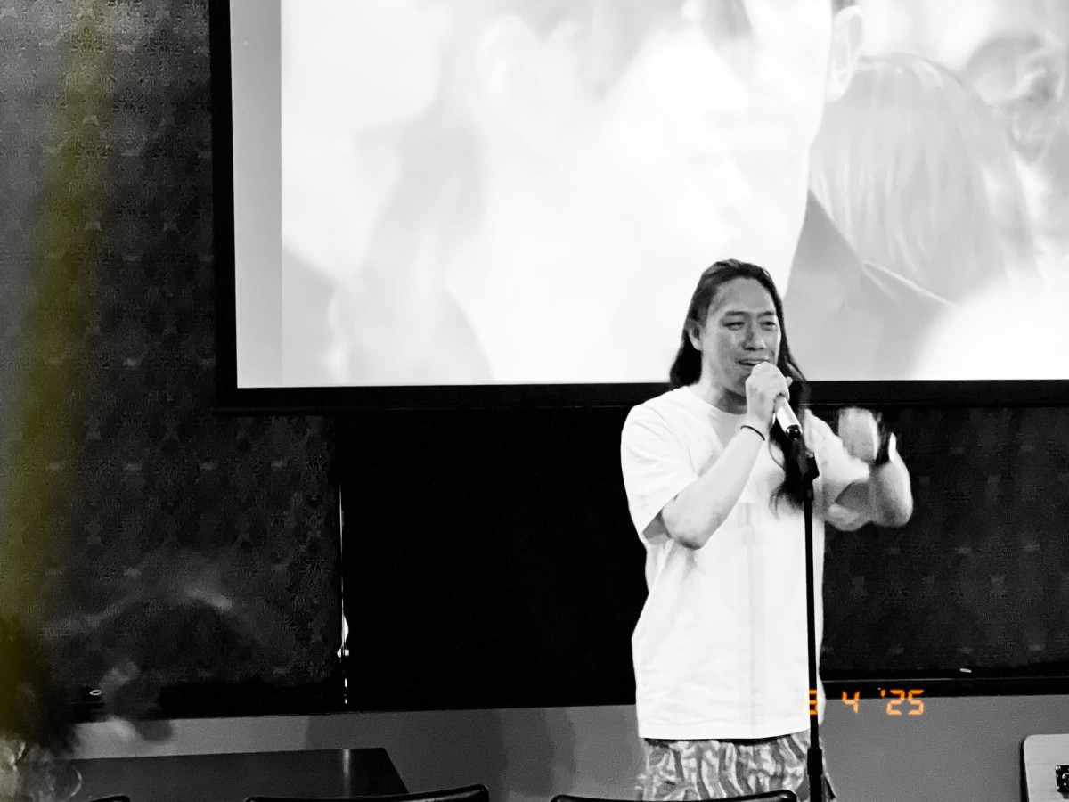 ステージで熱唱する今村さん