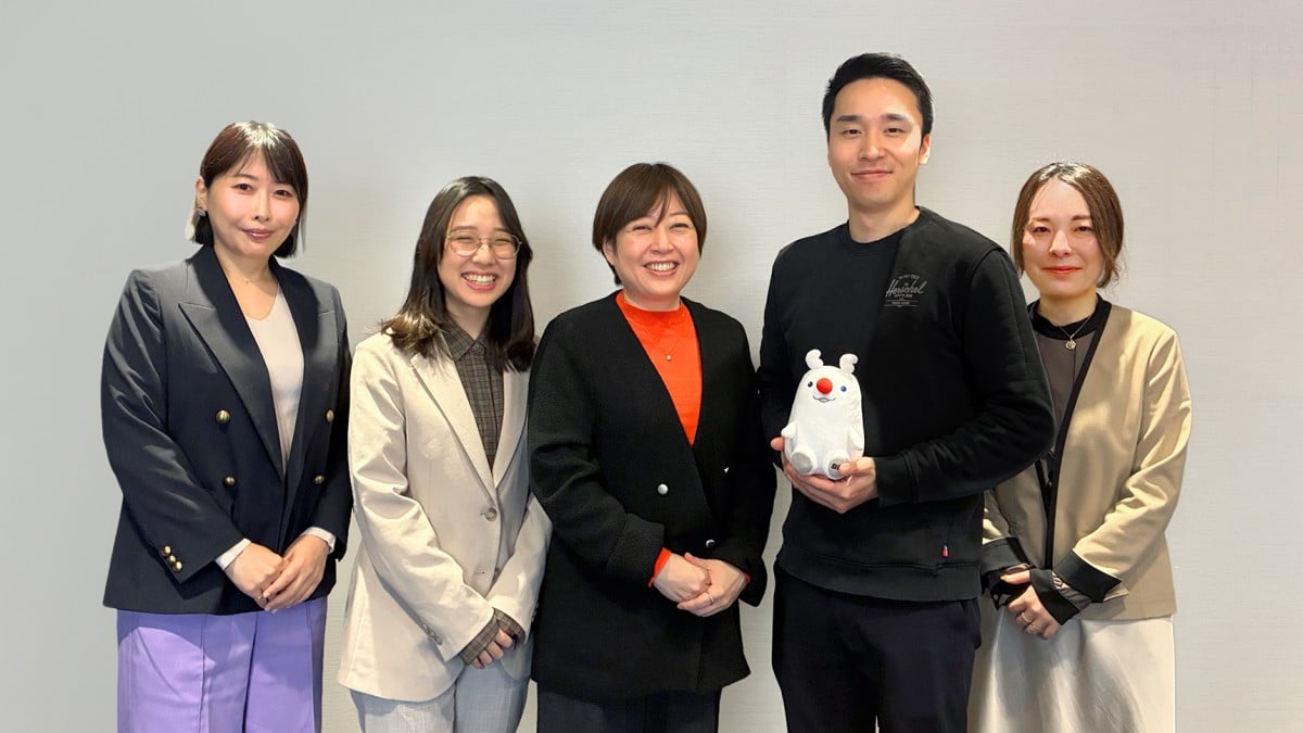 集合写真。5人がカメラ目線で微笑んでいる