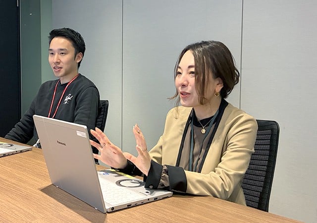 写真：成松さまと柳堂さまのインタビュー風景