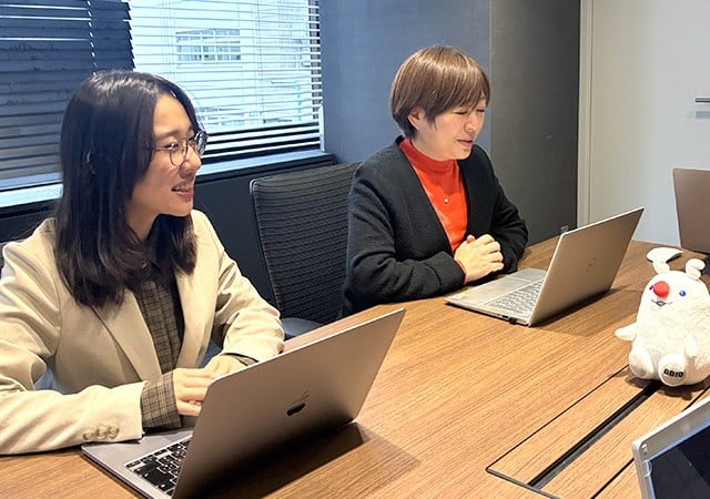 写真：大坪、岩堀へのインタビュー風景