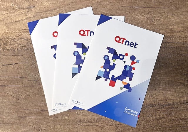 写真：QTnetパンフレット。表紙がWebサイトと同じデザイン