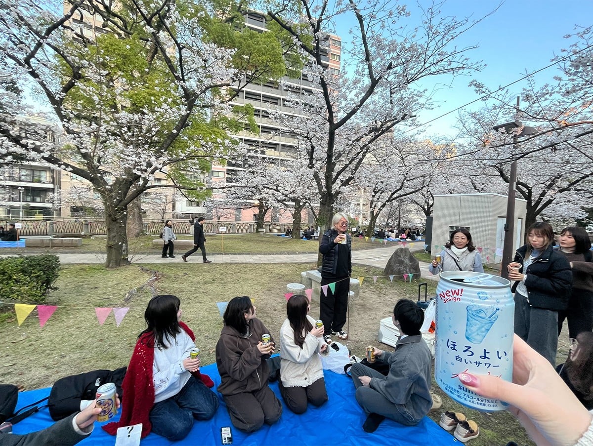 桜の木の下でお花見をしている写真。