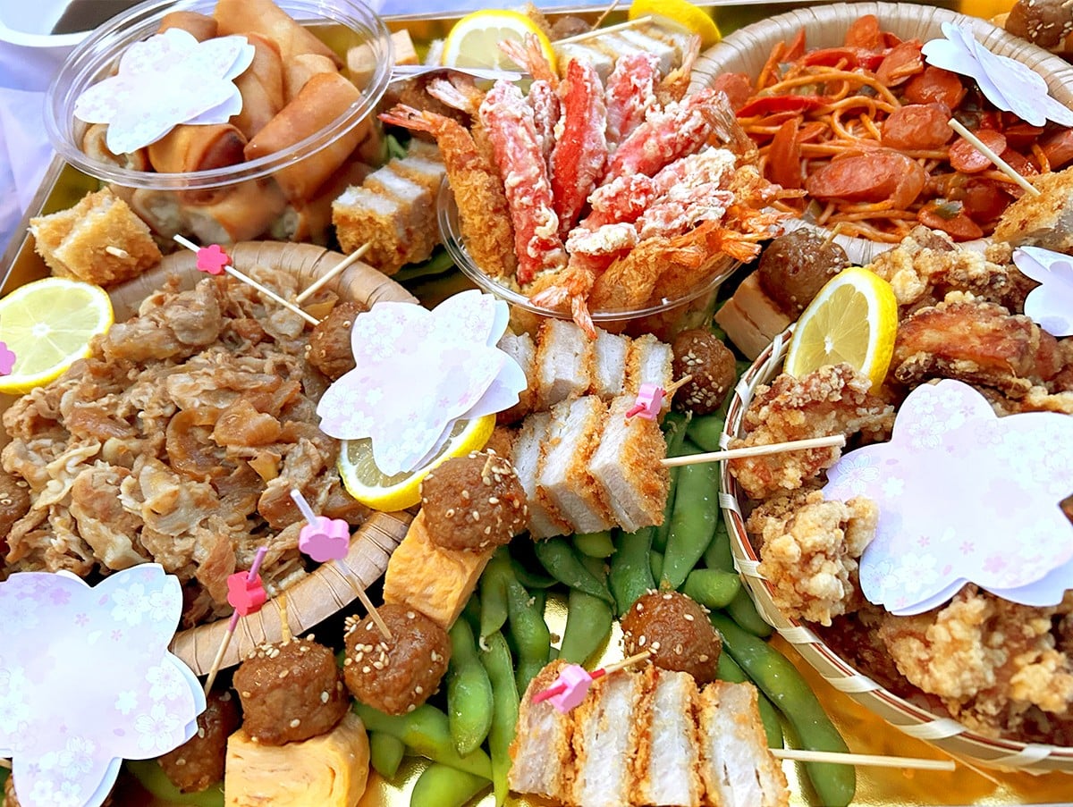 お花見で食べたおかずの写真。