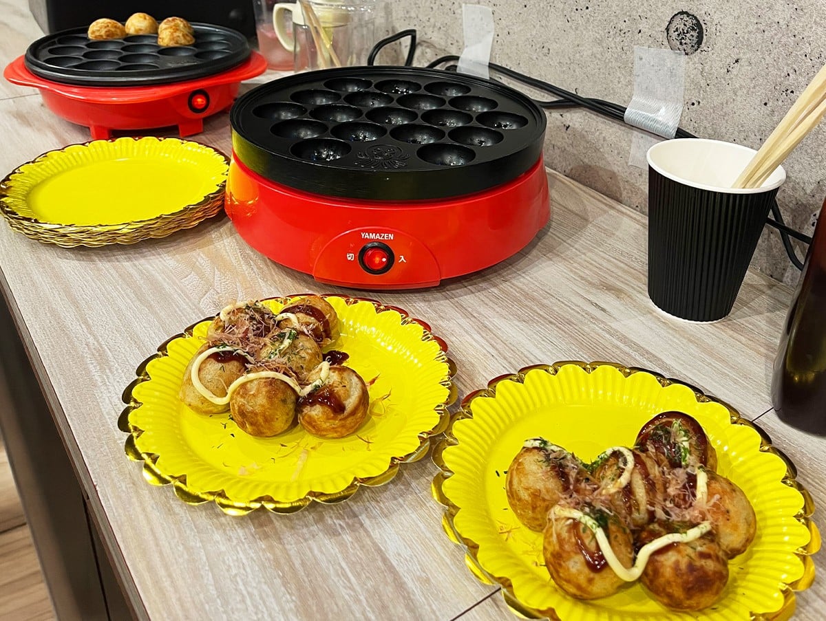 作っている最中のたこ焼きと出来立てのたこ焼きの写真。