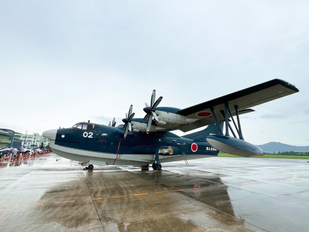 雨の滑走路に駐機する海上自衛隊の救難飛行艇US-2（機体番号02）。
