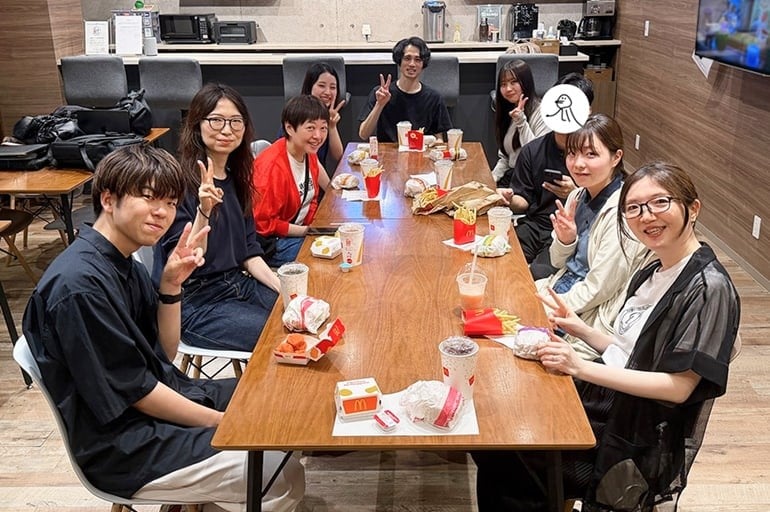 テーブルを囲み脱出ゲームの感想を共有し合うハンバーガー会の写真。
