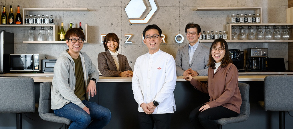 ＡＬＳＯＫ介護株式会社サイトリニューアルの主なメンバー5名の集合写真