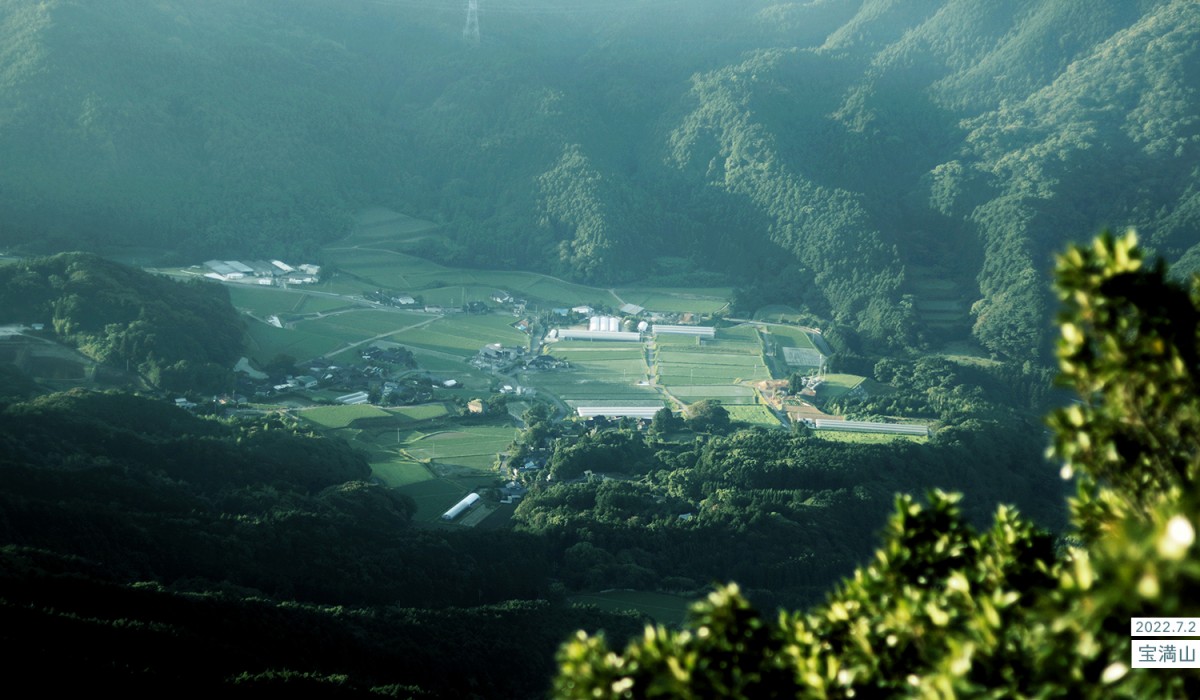 写真：2022.7.2 宝満山 優しい光が差し込む朝焼け後の飯塚方面の風景