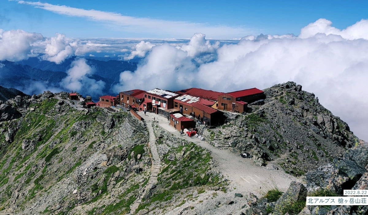 写真：2022.8.22 北アルプス 槍ヶ岳山荘 槍ヶ岳山頂アタックの合間に撮影。山荘の屋根に布団を干している