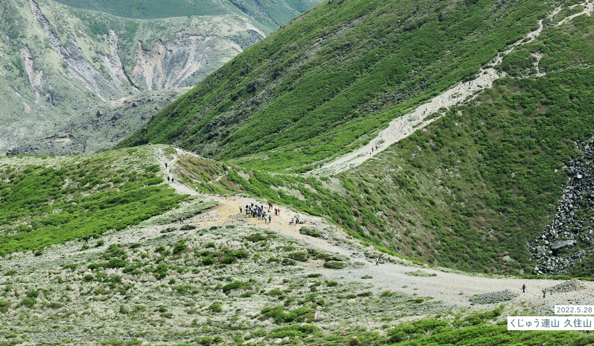 写真：2022.5.28 くじゅう連山 久住山直下の分岐 天狗ヶ城を目指す人が集まっている様子