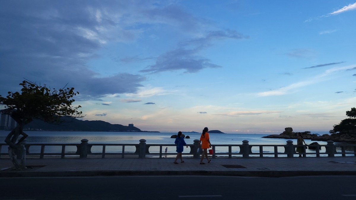 海沿いの写真。少し薄暗く、日が落ちている様子
