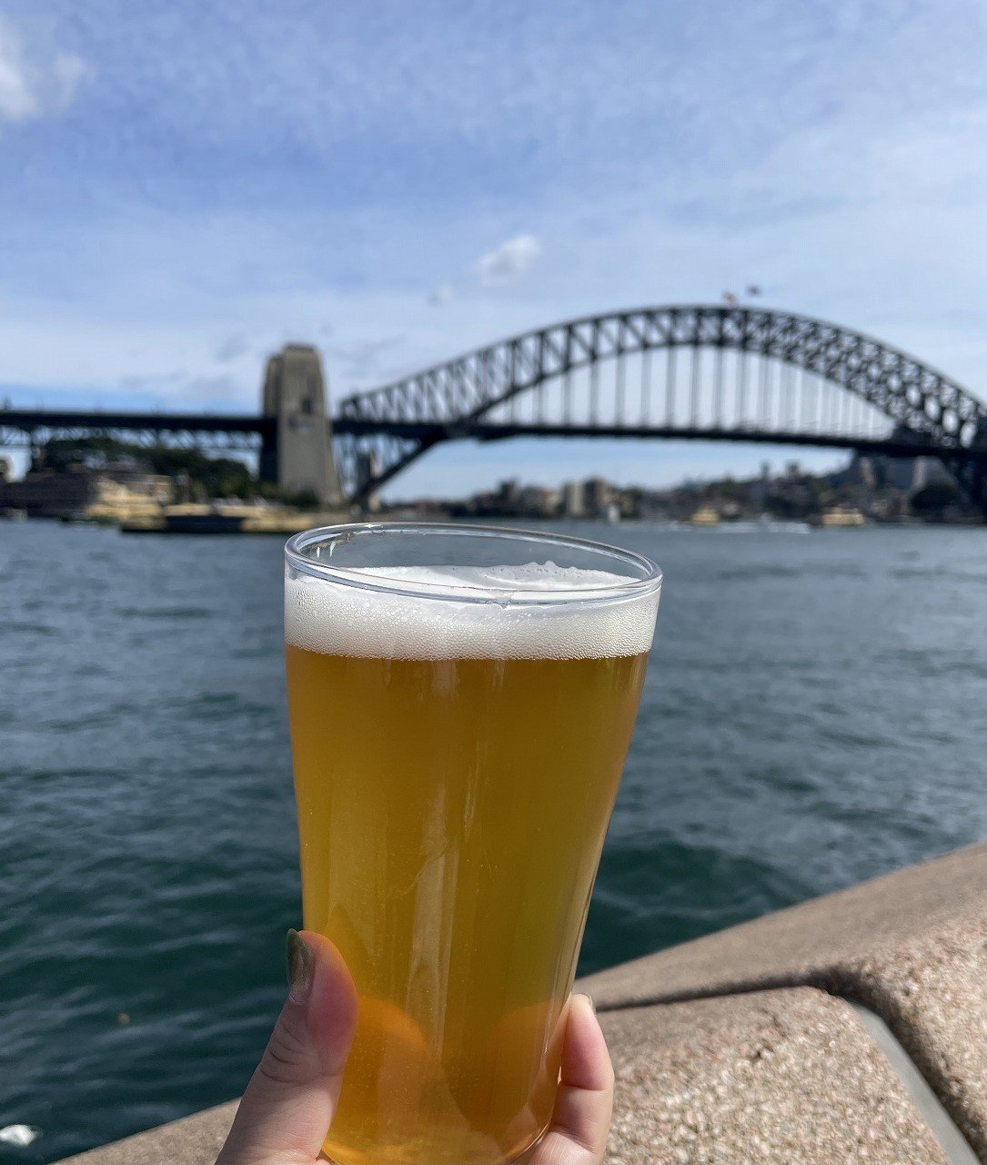 ハーバーブリッジとビールの写真。