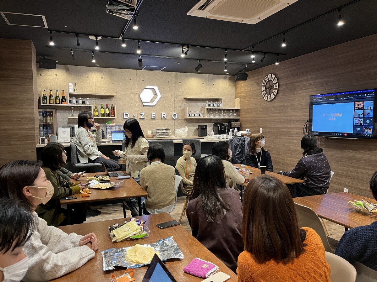 カフェにスタッフが集まり談笑している様子