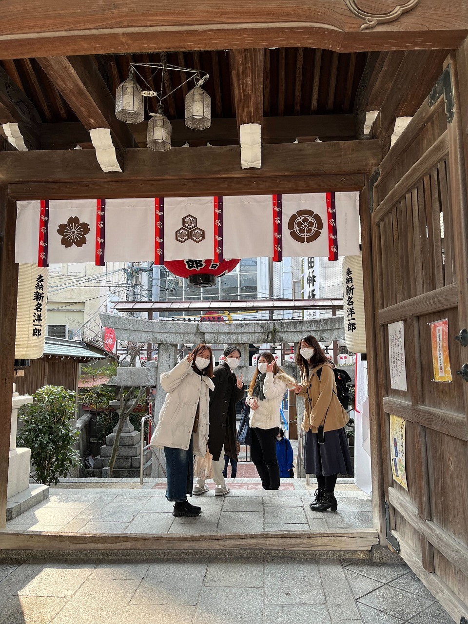 神社内でピースしている写真