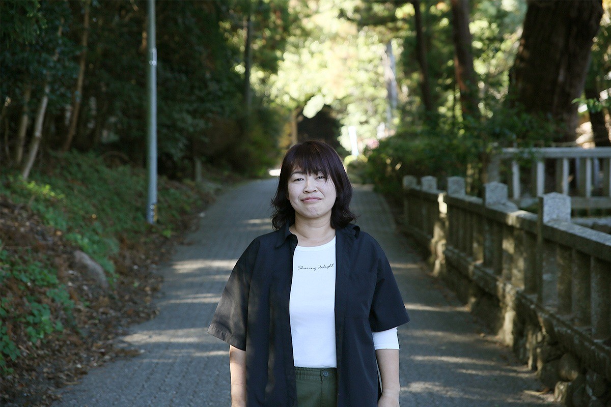 神社の中で笑顔でカメラ目線のさくらさん